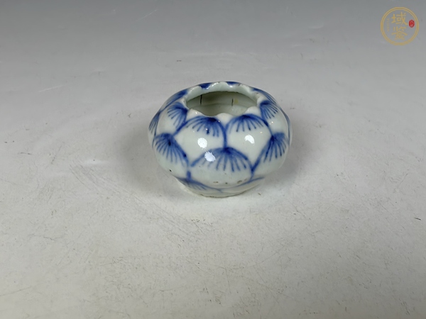 古玩陶瓷晚清青花蓮瓣紋文房水盂真品鑒賞圖