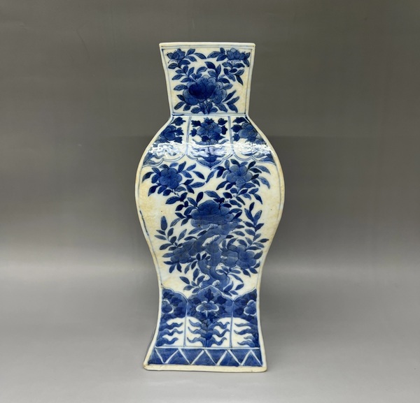 古玩轉(zhuǎn)賣青花花卉紋四方瓶拍賣，當(dāng)前價格299元