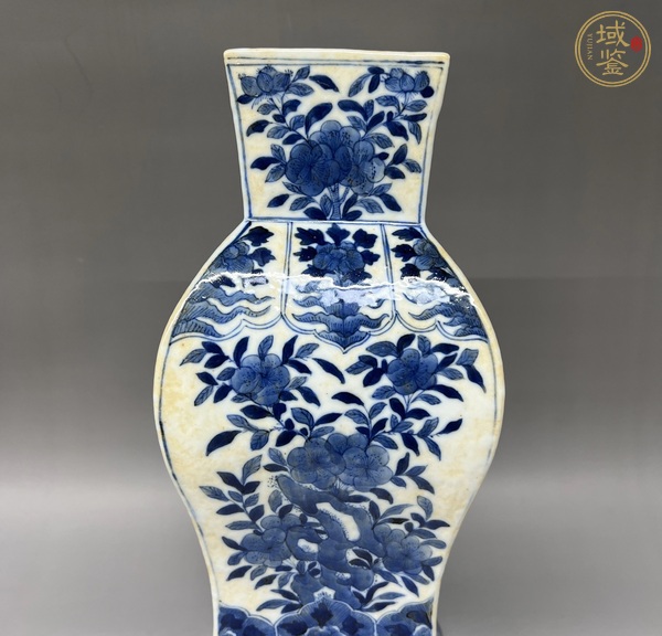 古玩陶瓷青花花卉紋四方瓶真品鑒賞圖