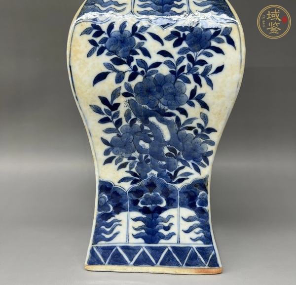 古玩陶瓷青花花卉紋四方瓶真品鑒賞圖