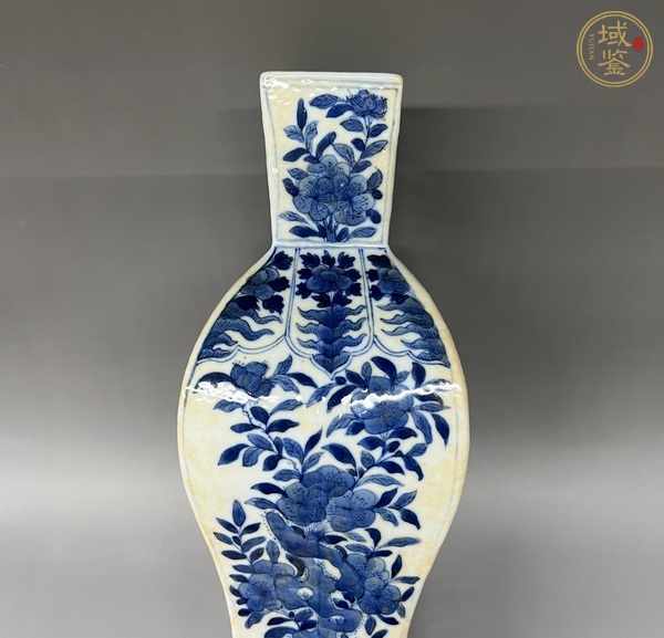 古玩陶瓷青花花卉紋四方瓶真品鑒賞圖