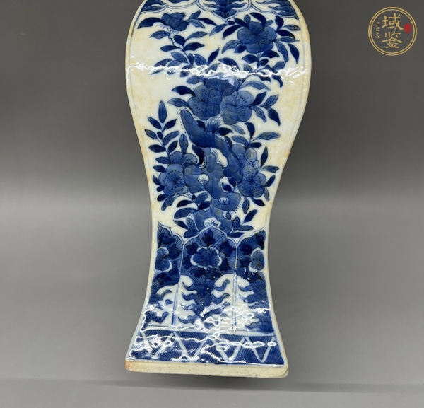 古玩陶瓷青花花卉紋四方瓶真品鑒賞圖
