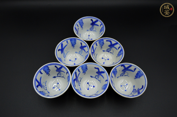 古玩陶瓷外醬釉青花魚澡紋杯一組真品鑒賞圖