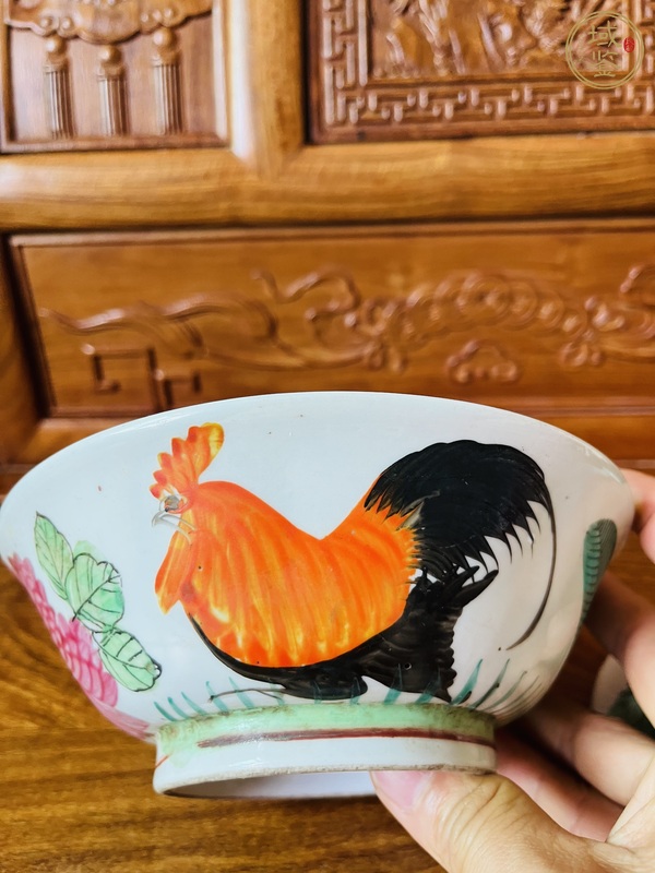 古玩陶瓷彩繪大公雞紋碗真品鑒賞圖