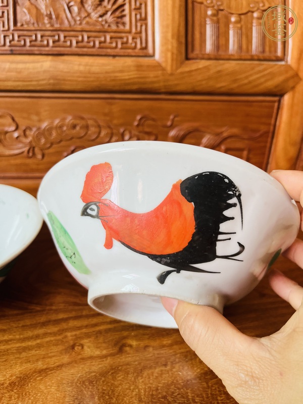 古玩陶瓷彩繪大公雞紋碗真品鑒賞圖