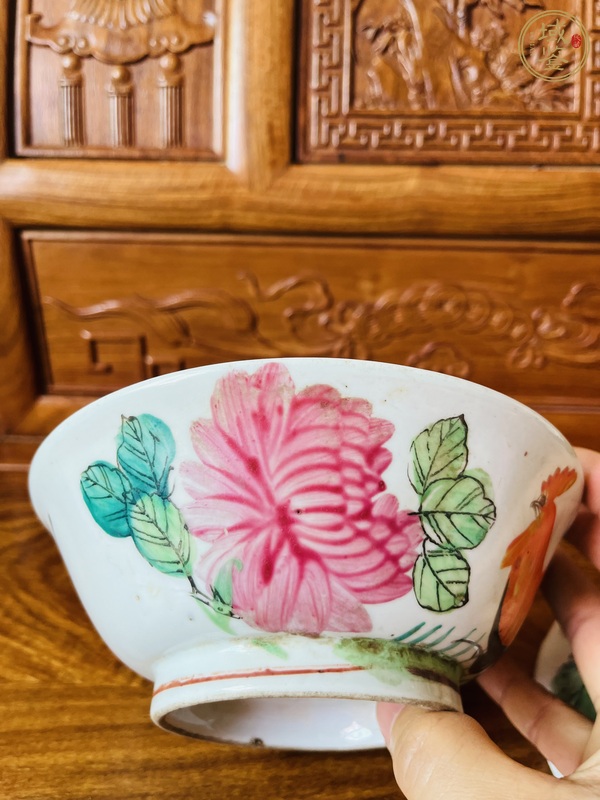 古玩陶瓷彩繪大公雞紋碗真品鑒賞圖