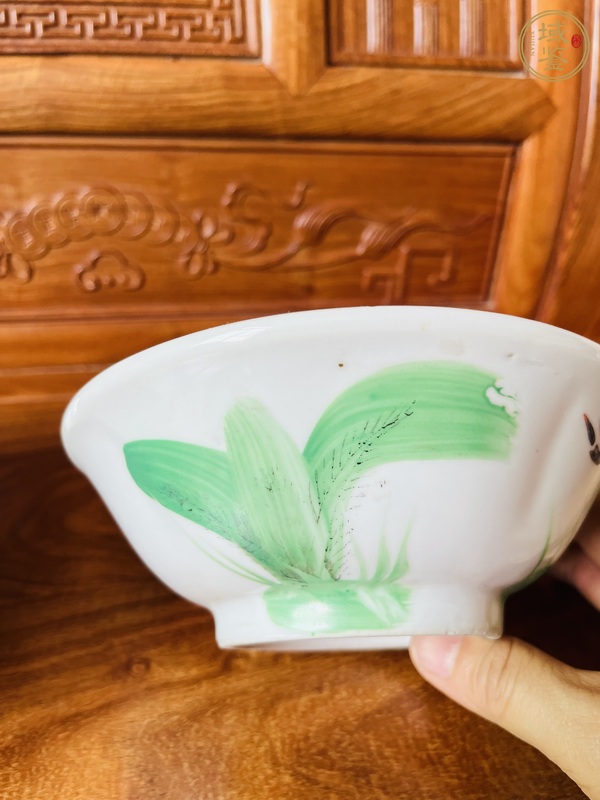 古玩陶瓷彩繪大公雞紋碗真品鑒賞圖