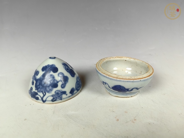 古玩陶瓷明代青花花卉紋雞心蓋盒真品鑒賞圖