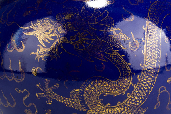 古玩陶瓷晚清·藍釉描金雙龍戲珠紋賞瓶拍賣,當前價格11328元
