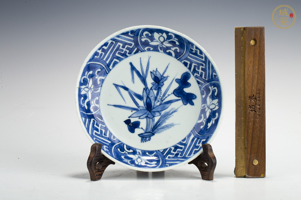 古玩陶瓷明晚·青花開(kāi)窗一束蓮紋盤(pán)真品鑒賞圖