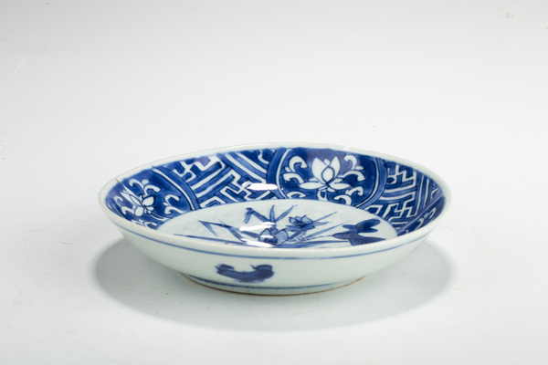 古玩陶瓷明晚·青花開窗一束蓮紋盤拍賣，當(dāng)前價格1440元
