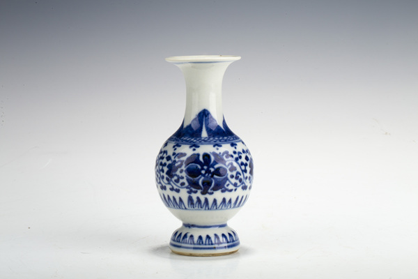 古玩陶瓷清中·青花纏枝花卉紋小瓶拍賣,當(dāng)前價格864元