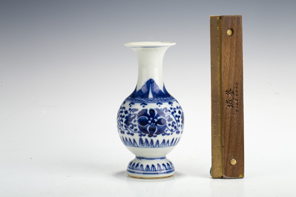 古玩陶瓷清中·青花纏枝花卉紋小瓶拍賣，當前價格1440元