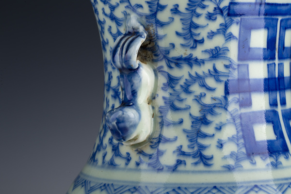 古玩陶瓷清中晚·青花纏枝花卉喜字紋獅耳盤口瓶拍賣，當前價格1940元