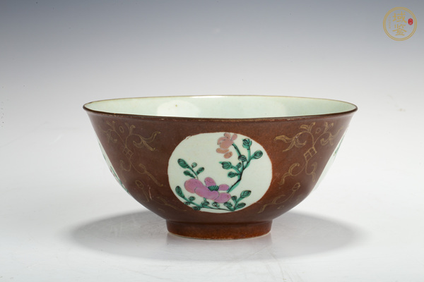 古玩陶瓷清中·紫金釉開窗粉彩花卉紋碗真品鑒賞圖