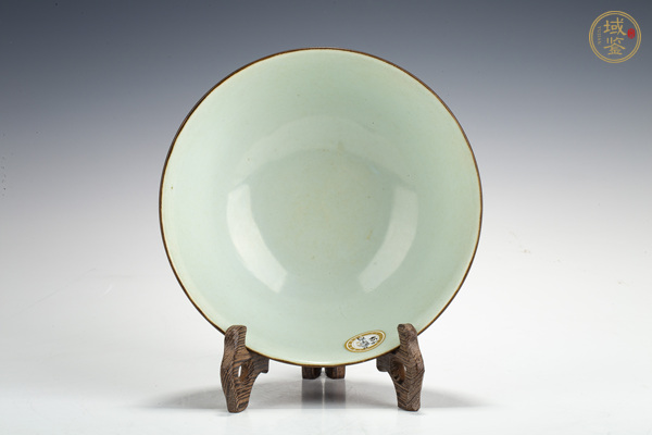 古玩陶瓷清中·紫金釉開窗粉彩花卉紋碗真品鑒賞圖