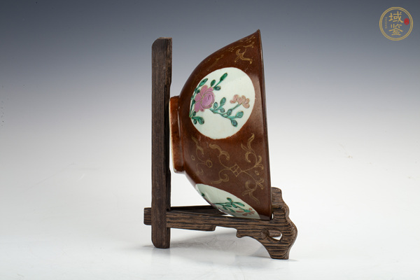 古玩陶瓷清中·紫金釉開窗粉彩花卉紋碗真品鑒賞圖