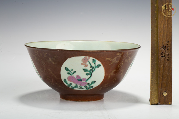 古玩陶瓷清中·紫金釉開窗粉彩花卉紋碗真品鑒賞圖