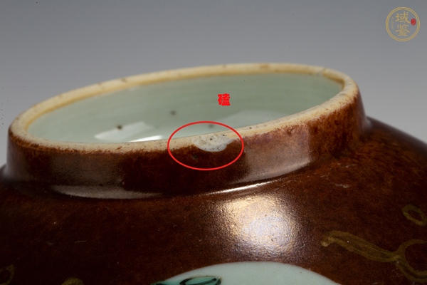 古玩陶瓷清中·紫金釉開窗粉彩花卉紋碗真品鑒賞圖