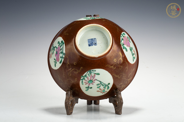 古玩陶瓷清中·紫金釉開窗粉彩花卉紋碗真品鑒賞圖