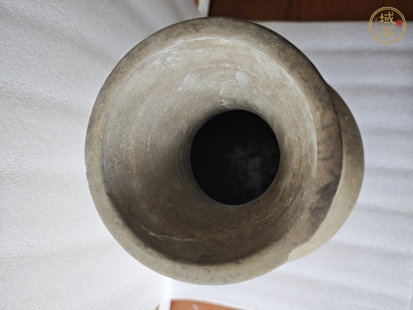 古玩陶瓷雙鋪首灰陶壺真品鑒賞圖