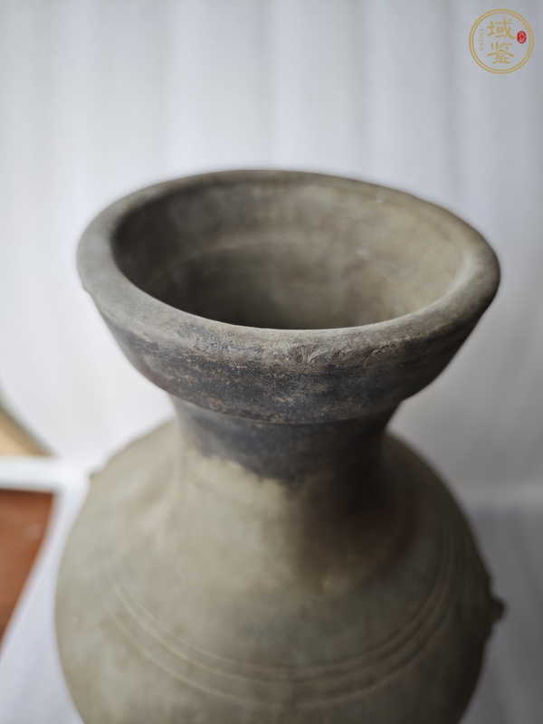 古玩陶瓷雙鋪首灰陶壺真品鑒賞圖