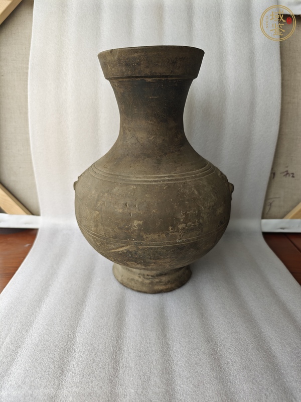 古玩陶瓷雙鋪首灰陶壺真品鑒賞圖