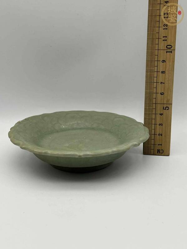 古玩陶瓷龍泉青瓷刻花盤真品鑒賞圖