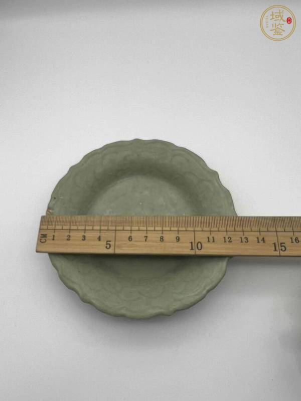 古玩陶瓷龍泉青瓷刻花盤真品鑒賞圖
