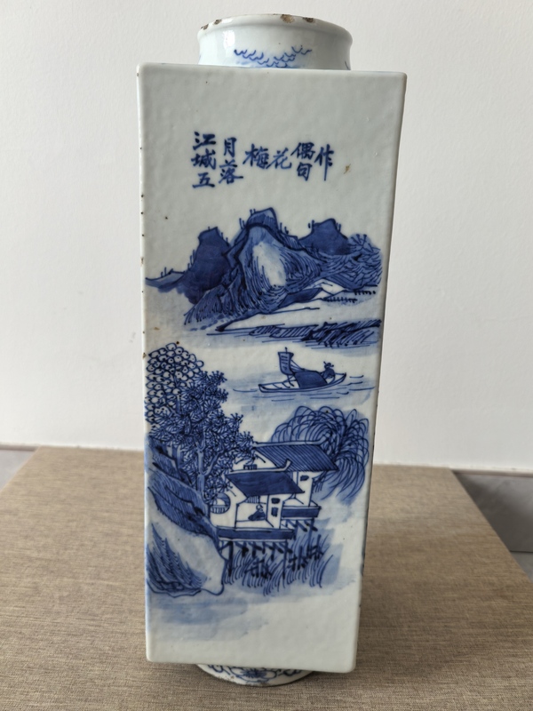 古玩轉(zhuǎn)賣清中晚期青花山水人物四方琮式瓶拍賣，當(dāng)前價(jià)格999元