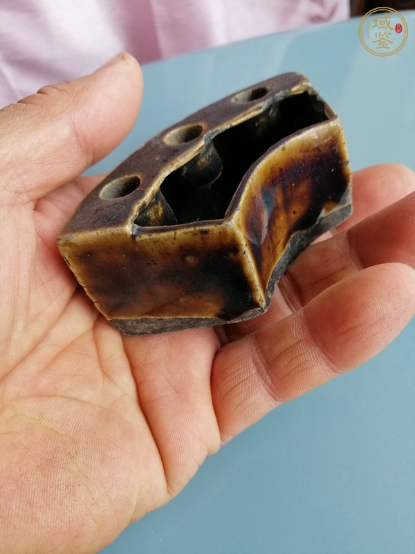 古玩陶瓷褐釉筆插真品鑒賞圖