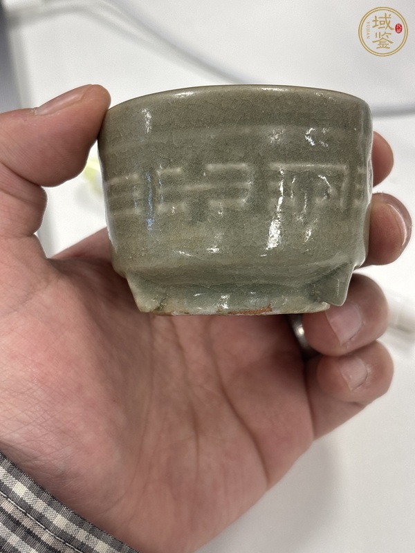 古玩陶瓷青釉八卦紋三足香爐真品鑒賞圖
