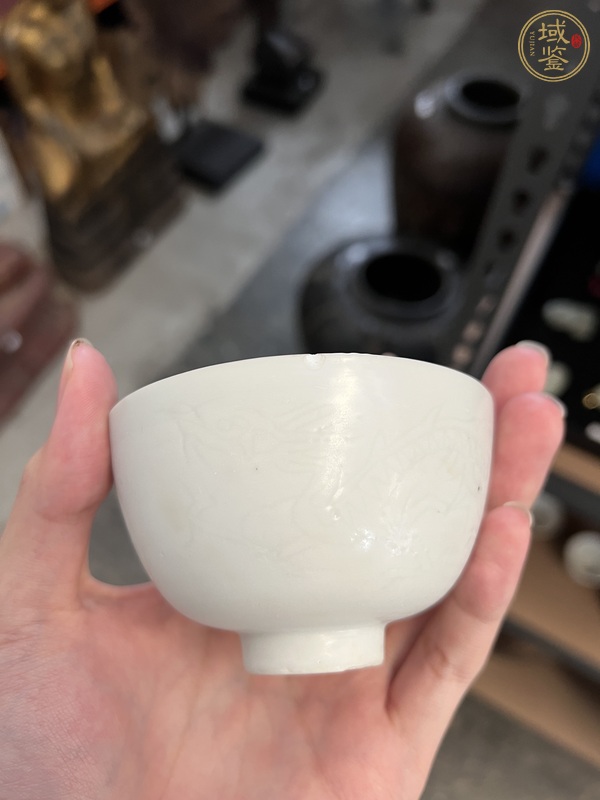 古玩明末清初白釉暗刻龍紋小杯真品鑒賞圖