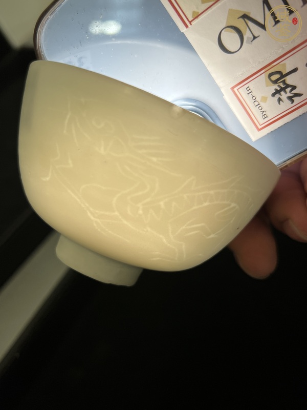 古玩陶瓷明末清初白釉暗刻龍紋小杯真品鑒賞圖