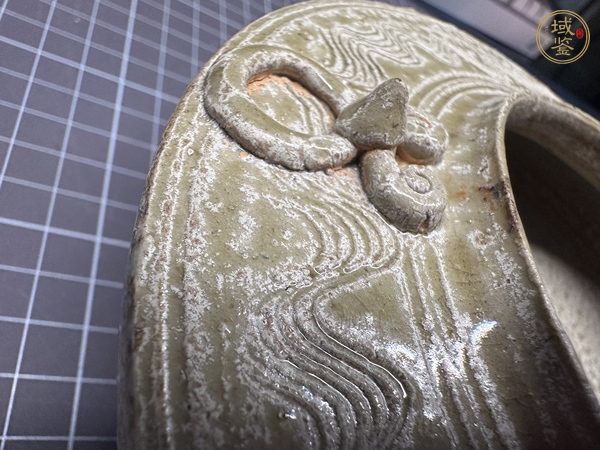 古玩陶瓷青釉波紋三足爐真品鑒賞圖