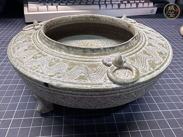 古玩陶瓷青釉波紋三足爐真品鑒賞圖