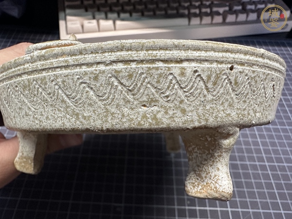 古玩陶瓷青釉波紋三足爐真品鑒賞圖