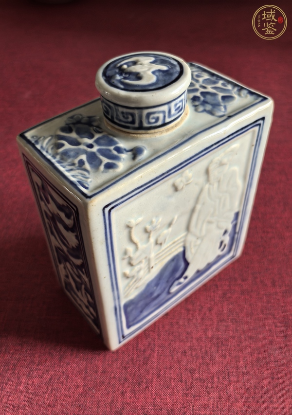 古玩陶瓷青花浮雕人物紋茶葉罐真品鑒賞圖