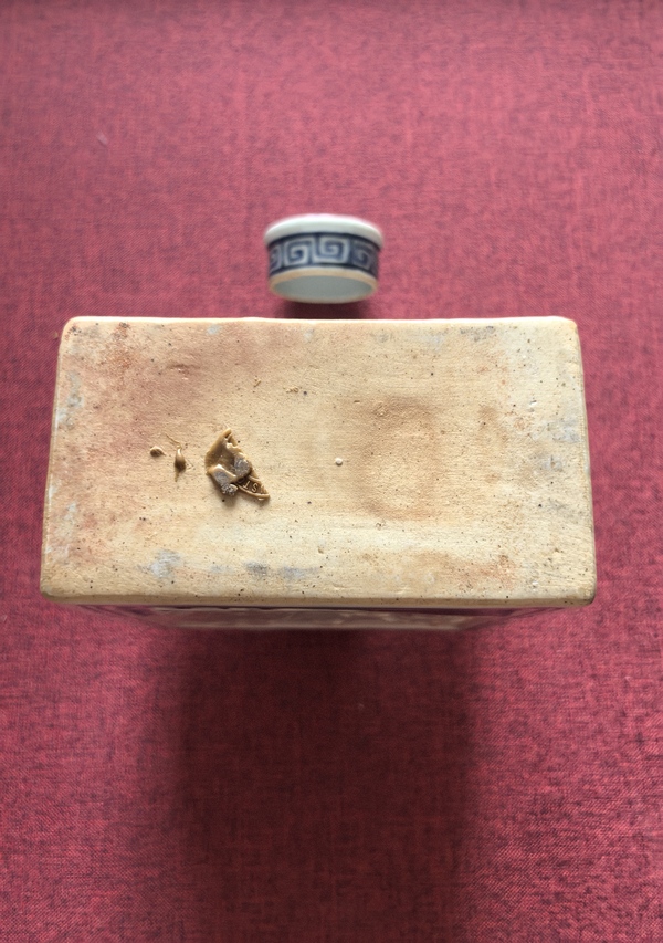 古玩陶瓷清中期青花浮雕人物紋茶葉罐拍賣，當(dāng)前價格2888元