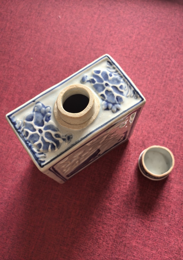 古玩陶瓷清中期青花浮雕人物紋茶葉罐拍賣，當(dāng)前價格2888元