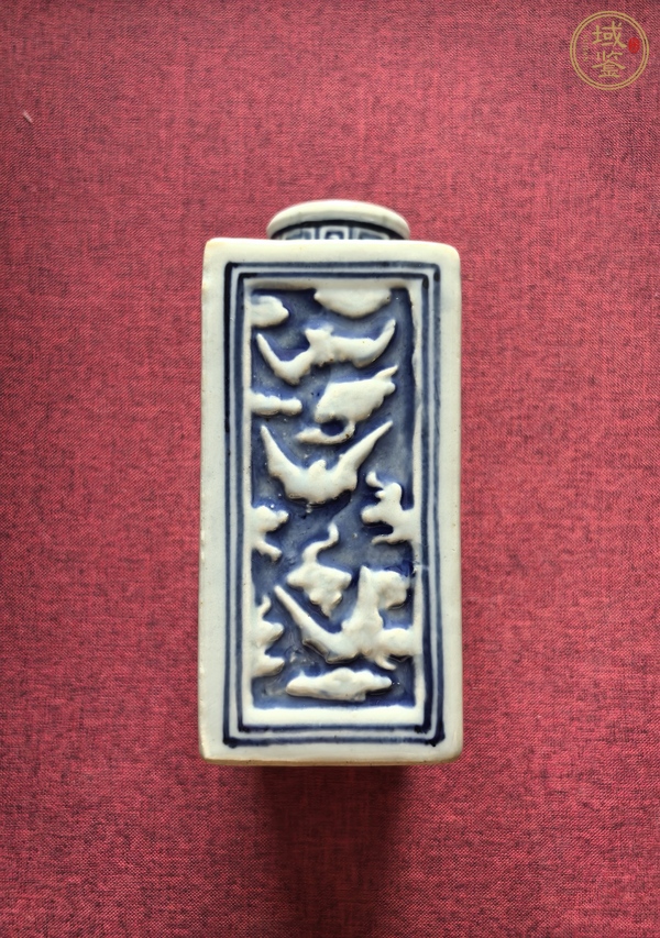 古玩陶瓷青花浮雕人物紋茶葉罐真品鑒賞圖