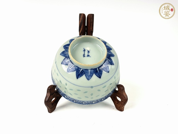 古玩陶瓷清光緒·青花云蝠紋玲瓏碗真品鑒賞圖