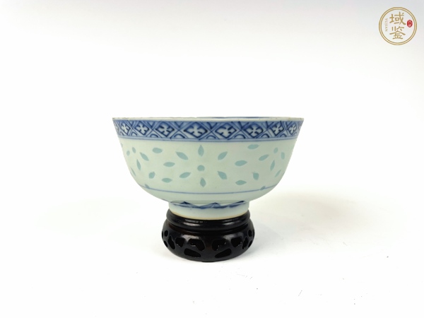 古玩陶瓷清光緒·青花云蝠紋玲瓏碗真品鑒賞圖
