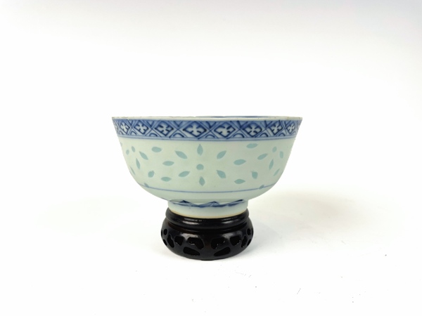 古玩陶瓷清光緒·青花云蝠紋玲瓏碗拍賣，當前價格99元