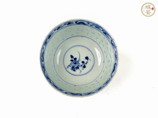 古玩清光緒·青花云蝠紋玲瓏碗真品鑒賞圖