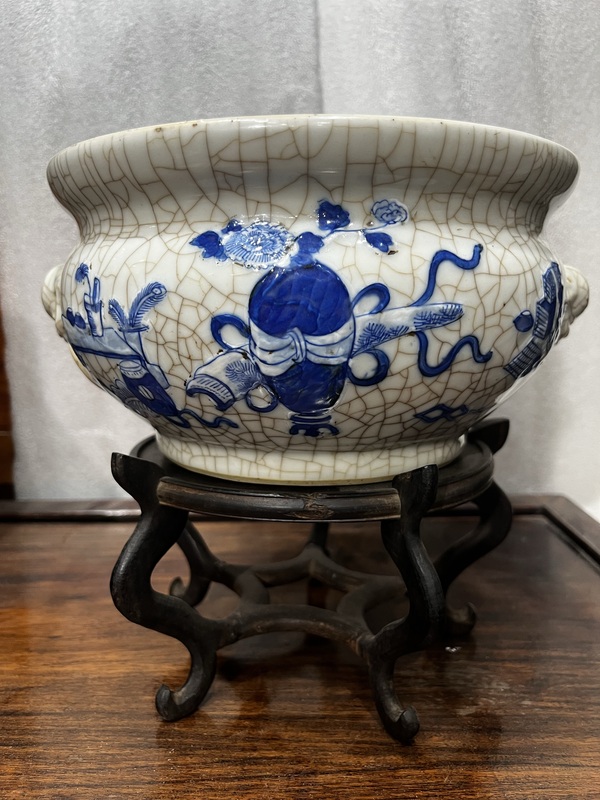 古玩轉(zhuǎn)賣哥釉地青花雙鋪首圈足香爐拍賣,當(dāng)前價(jià)格1600元