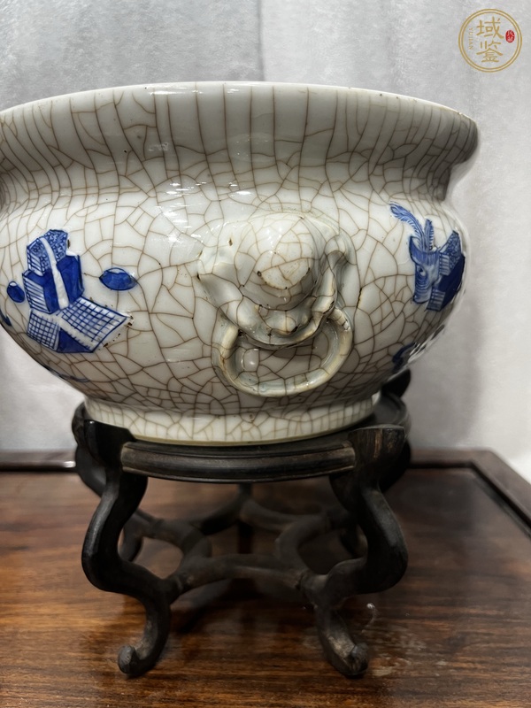古玩陶瓷哥釉地青花雙鋪首圈足香爐真品鑒賞圖