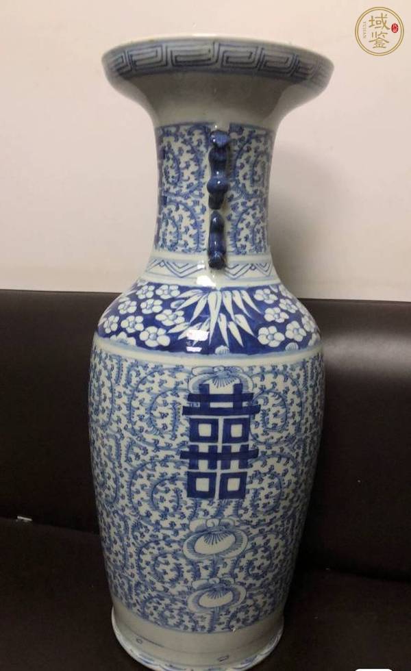 古玩陶瓷纏枝花囍字紋雙對獅耳盤口瓶真品鑒賞圖