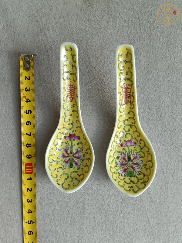 古玩陶瓷黃地粉彩纏枝花紋勺真品鑒賞圖