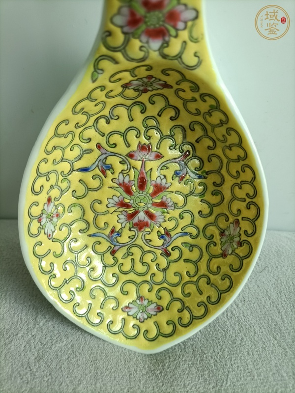 古玩陶瓷黃地粉彩纏枝花紋勺真品鑒賞圖